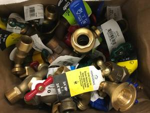 lot 185 image: ASSORTED PLUMBING SHUT OFF VALVES