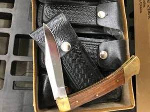 lot 224 image: 2 DOZEN FOLD UP KNIVES WITH CASES