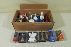 lot 19 image: Assorted Collector Bells and Figures - States, Parks