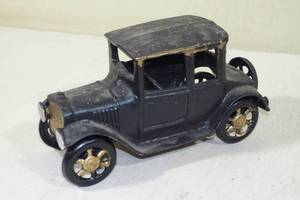 lot 20 image: Cast Iron Model T Car