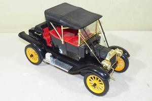 lot 21 image: New Bright Oldtimer Toy Car