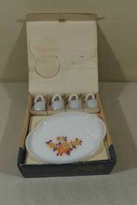 lot 31 image: Vintage Federal Glass Blossom 8 Piece Snack Set