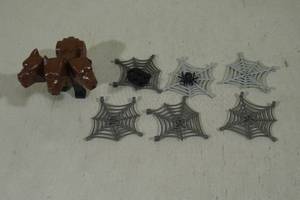 lot 43 image: LEGO Harry Potter Accessories -Webs, Fluffy
