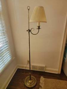 lot 22 image: Contemporary Brass Post Floor Lamp