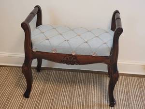 lot 32 image: Elegant Hall Bench