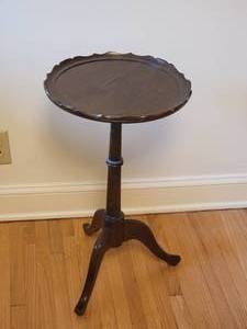 lot 47 image: Vintage English Pie Crust Table