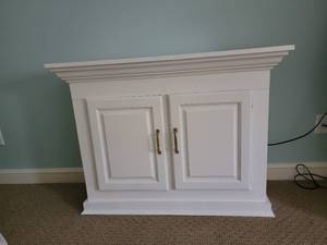lot 90 image: Contemporary Console Cabinet