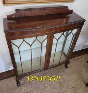lot 9 image: Antique Mahogany Two-Door Showcase