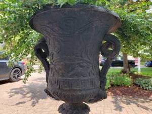 lot 3 image: Large Capagna Form Iron Cast Planter B