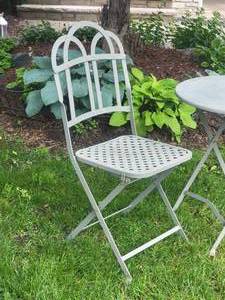 lot 102 image: Adorable Vintage White Metal Folding Caf Seating Set