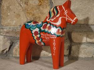 lot 121 image: Hand-Painted Swedish Folk Art Dala Horse Carving