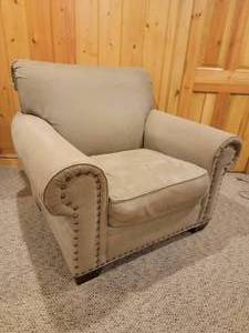 lot 21A image: Ultra-Comfortable Luxury Tacked Armchair by Huntington House