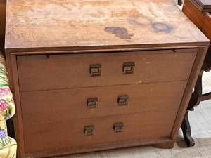 lot 27 image: Cavalier Write-away Wooden DeskChest 3-drawer