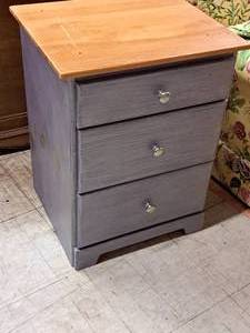 lot 29 image: Dresser 3-drawer