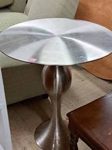 lot 37 image: Metal Pedestal Table