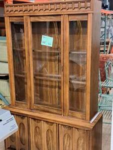 lot 44 image: Lighted CabinetHutch 2-piece