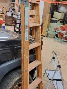 lot 82 image: Keller 6 W Series Wood Step Ladder W-6