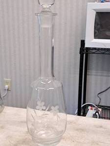 lot 305 image: Lot of (1) 17 Glass Wine Decanter with Stopper