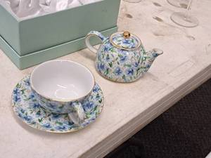 lot 317 image: Ainsley Twos Company Tea Set - Tea Pot, Cups and Saucers