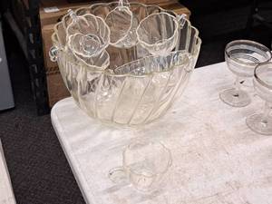 lot 319 image: Glass Punch Bowl Set - Punch Bowl and (8) Cups