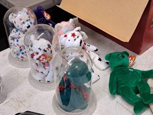 lot 324 image: Lot of (7) Beanie Baby Collectibles