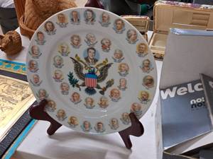 lot 335 image: Spencer Gifts 10-12 Two Hundred Years of Presidents theme Plate with Stand