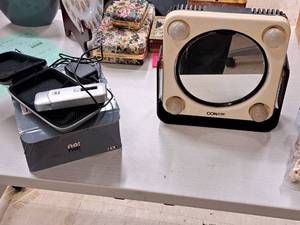 lot 338 image: Conair Vanity Table Mirror, No No Hair Womens Shaver
