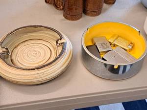 lot 401 image: (5) Lighters and (2) Ash Trays