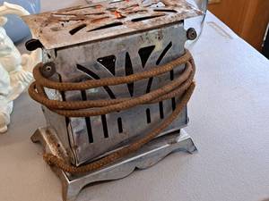 lot 410 image: Vintage Toaster