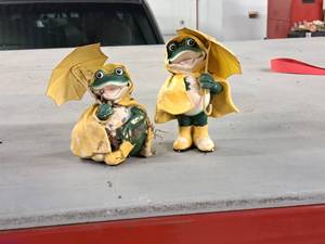 lot 169 image: Lot of (2) Frogs with Umbrellas theme Garden Figurines