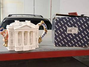 lot 168 image: Fitz and Floyd White House Collectible Teapot