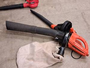 lot 86 image: Black & Decker Leaf Hog BlowerVacuum with Dust Bag and Attachment