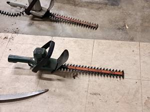 lot 90 image: Black & Decker 16 Hedge Trimmer TR250