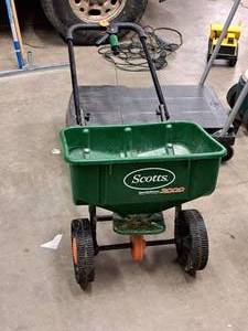 lot 96 image: Scotts SpeedyGreen 3000 Broadcast Spreader