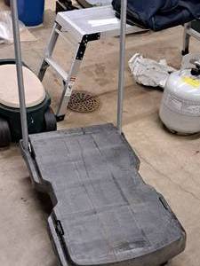 lot 100 image: Rubbermaid Utility Cart