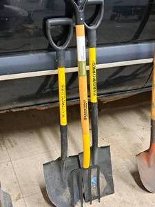 lot 108 image: Lot of (3) Yardworks Garden Tools - Spade, Flat Shovel, Fork