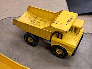 lot 114 image: Tonka Metal Dump Truck