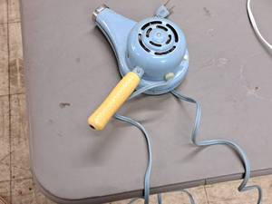 lot 129 image: Vintage Standard Products Handy-Hannah Hair Dryer