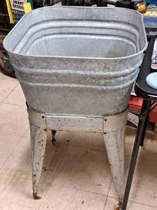 lot 140 image: Metal Wash Tub with Stand