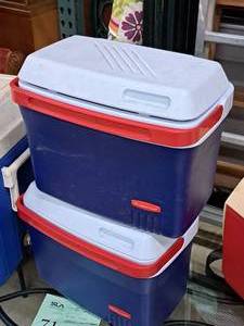 lot 146 image: Lot of (2) Rubbermaid Plastic Personal Coolers