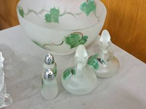 lot 359 image: Floral pattern Frosted Glass Serving Bowl, Salt & Pepper Shakers, OilCream Pourers - Serving Bowl, Salt & Pepper Shakers, OilCream Pourers