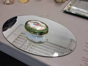 lot 206 image: Imperial Images PorcelainGold Decorative Keepsake Box with Mirror Base