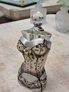 lot 217 image: 5 Sexy Perfume Decanter