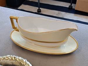 lot 240 image: Heinrich & Co Imperial Gravy Boat with Matching Platter
