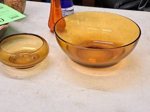 lot 255 image: Lot of (2) Decorative Glasswares