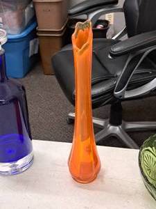 lot 257 image: 12-12 Glass Table Vase