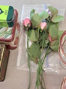 lot 283 image: Lot of (5) Porcelain Buds Decorative Roses