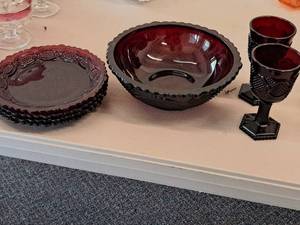 lot 286 image: Glass Glassware Set 7-piece - (4) Plates, (1) Bowl, (2) Cups