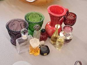 lot 291 image: Lot of (12) Assorted Home Dcor - Small Bottles, Cups, Vase