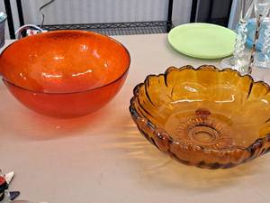 lot 293 image: Lot of (2) Glass Bowls